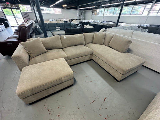 Thomasville Walsen Sectional with Storage Ottoman