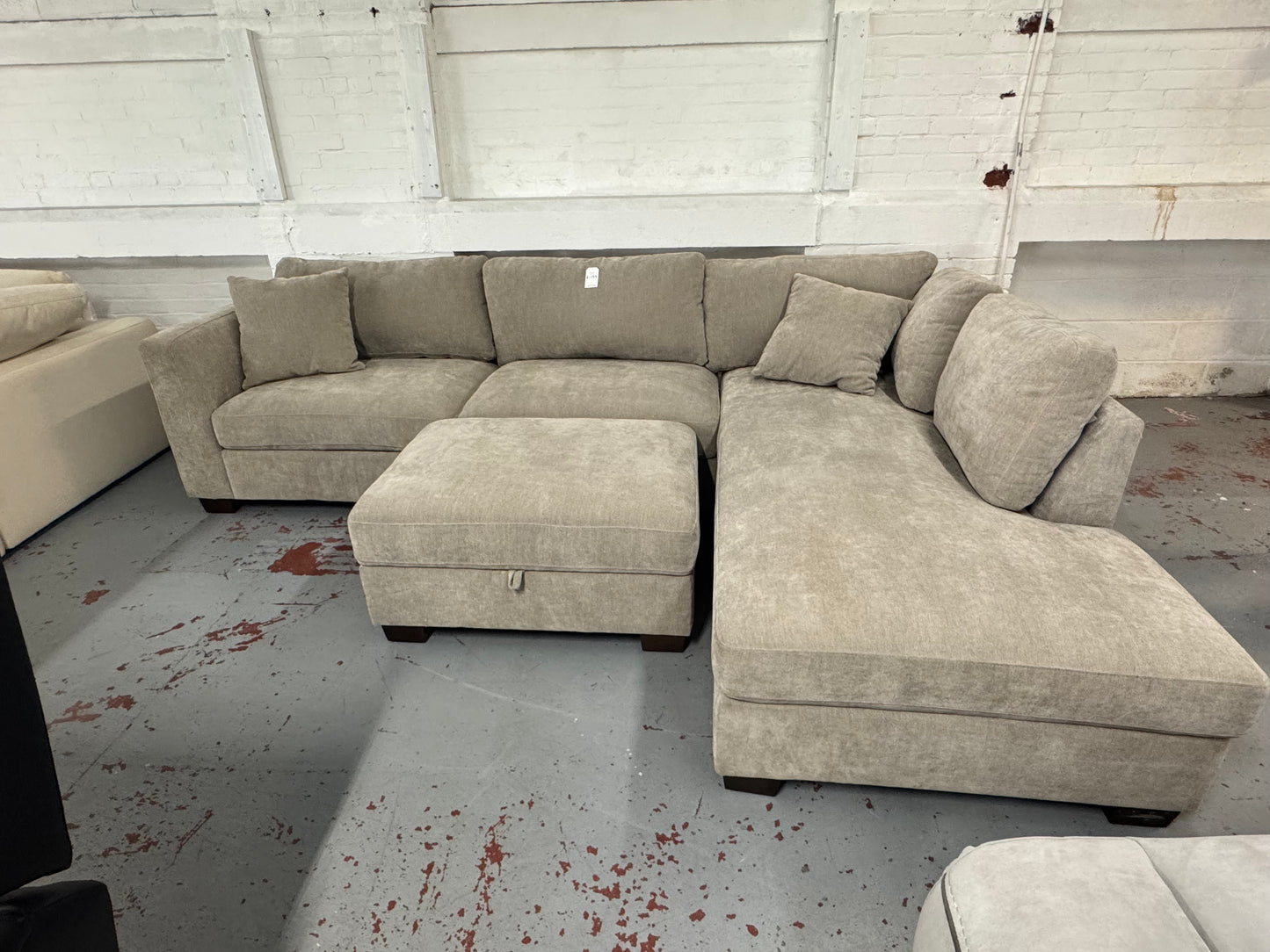 Thomasville Walsen Sectional with Storage Ottoman