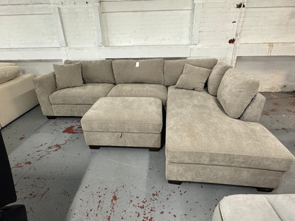 Thomasville Walsen Sectional with Storage Ottoman